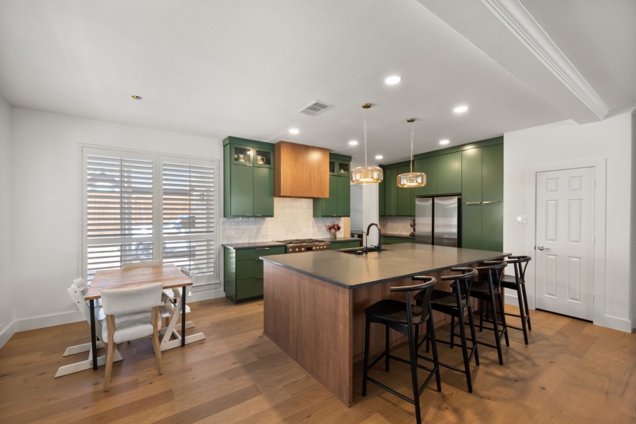 Contemporary Kitchen with Bold Contrast