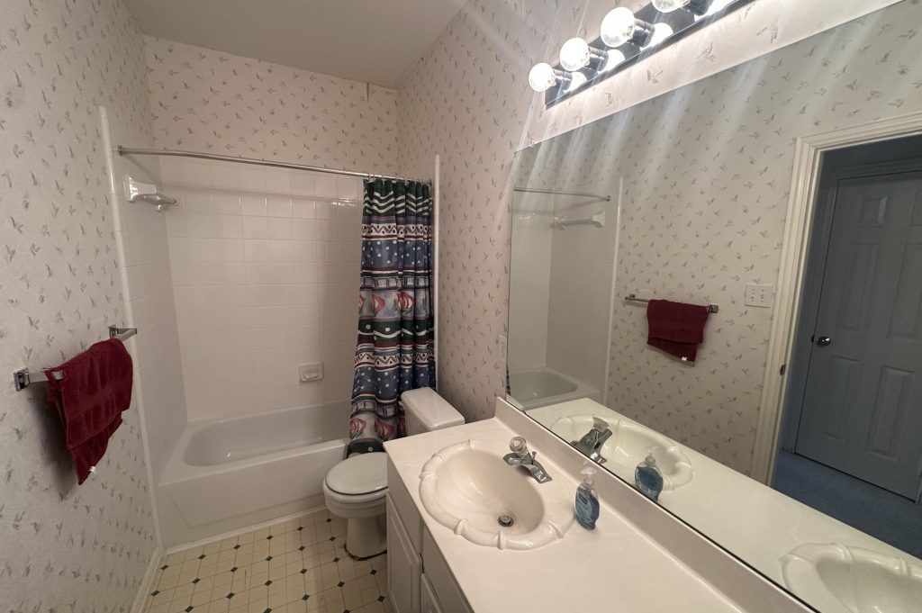 Mid-Century Style Guest Bathroom with Scalloped Sink
